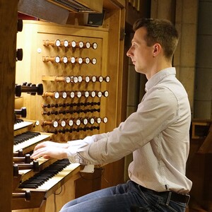Dommusikassistent Gerhard Raab an der Rudigierorgel