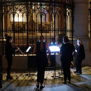 Saxophonquartett (Andrea Edlbauer, Marina Nentwich, Evelyne Leeb, Johanna Kirner) des Ensembles SAX12 in der Votivkapelle