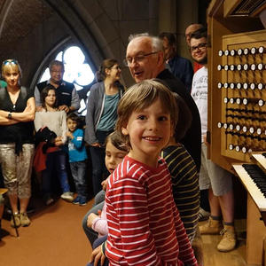 Domorganist Wolfgang Kreuzhuber mit Orgelentdeckern auf der Orgelbank