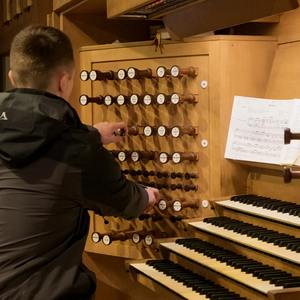 Gerhard Raab an der Rudigierorgel