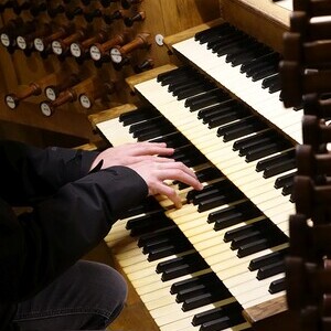 Dommusikassistent Gerhard Raab an der Rudigierorgel