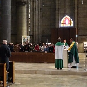 Domkurat Josef Keplinger mit Ministranten