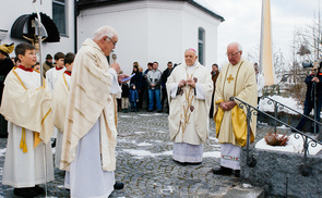 V. l.: Pfarrer Johann Schimmerl, Bischof em. Maximilian Aichern und Pater Alois Bachinger mit der Pfarrbevölkerung auf dem Kirchenplatz.