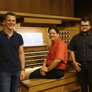 Kristian Schneider mit seinen Registranten Gerhard Raab und Florian Zethofer an der Rudigierorgel