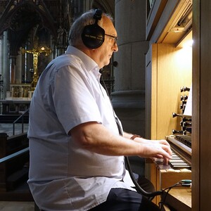 Domorganist Wolfgang Kreuzhuber an der Chororgel