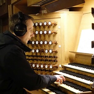Dommusikassistent Gerhard Raab an der Rudigierorgel