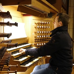 Dommusikassistent Gerhard Raab an der Rudigierorgel