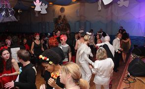 Himmlisches Treiben beim Pfarrball 2017 der Pfarre Linz-St. Konrad.