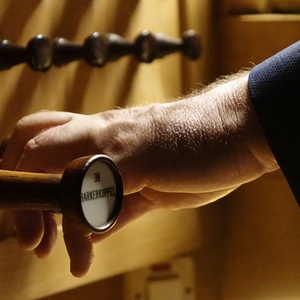 Domorganist Wolfgang Kreuzhuber an der Rudigierorgel