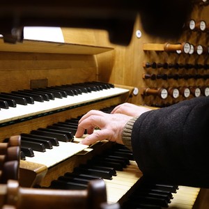 Domorganist Wolfgang Kreuzhuber an der Rudigierorgel