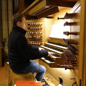 Dommusikassistent Gerhard Raab an der Rudigierorgel