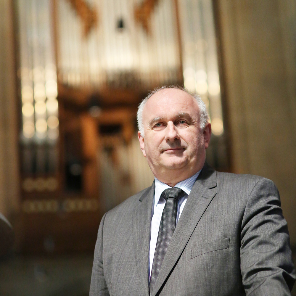Domorganist Wolfgang Kreuzhuber vor der Rudigierorgel