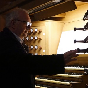Domorganist Wolfgang Kreuzhuber an der Rudigierorgel