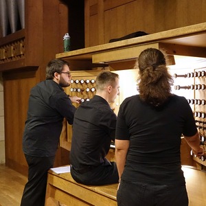 Dommusikassistent Gerhard Raab mit Registrant Florian Zethofer und Registrantin Theresa Zöpfl an der Rudigierorgel