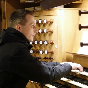 Dommusikassistent Gerhard Raab an der Rudigierorgel