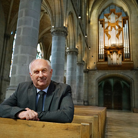 Domorganist Wolfgang Kreuzhuber vor der Rudigierorgel