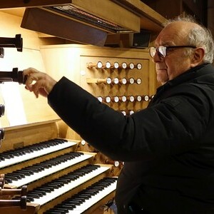 Domorganist Wolfgang Kreuzhuber an der Rudigierorgel