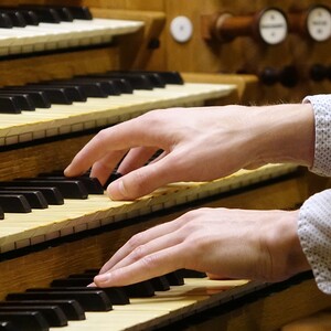 Dommusikassistent Gerhard Raab an der Rudigierorgel