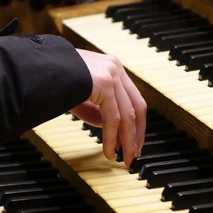 Dommusikassistent Gerhard Raab an der Rudigierorgel