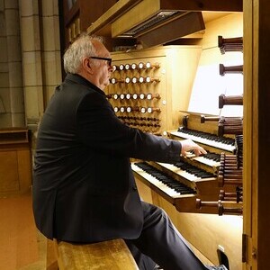 Domorganist Wolfgang Kreuzhuber an der Rudigierorgel