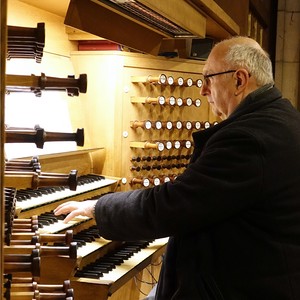 Domorganist Wolfgang Kreuzhuber an der Rudigierorgel