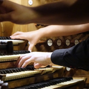 Dommusikassistent Gerhard Raab mit Registrant Florian Zethofer und Registrantin Theresa Zöpfl an der Rudigierorgel