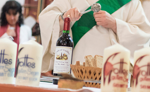 Pfarre St. Marien: Kanawein- und Brotsegnung für die Ehejubilare