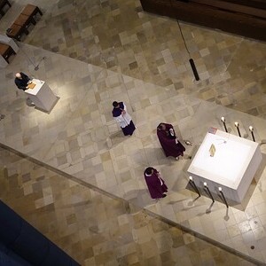 Blick in den Altarraum im Mariendom