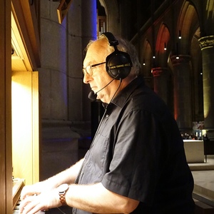 Domorganist Wolfgang Kreuzhuber an der Chororgel