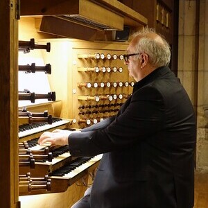 Domorganist Wolfgang Kreuzhuber an der Rudigierorgel