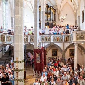 Gekommen waren Vertreter:innen aller 13 Pfarrteilgemeinden und der pastoralen Orte und zahlreiche Pfarrmitglieder der neuen Pfarre Frankenmarkt.