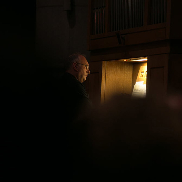 Domorganist Wolfgang Kreuzhuber an der Chororgel