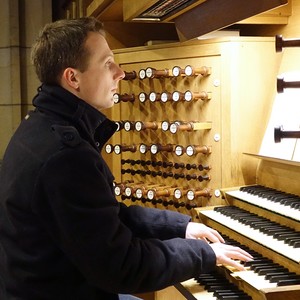 Dommusikassistent Gerhard Raab an der Rudigierorgel