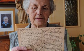 Jägerstätter-Tochter Maria Dammer mit dem neu entdeckten Schriftstück