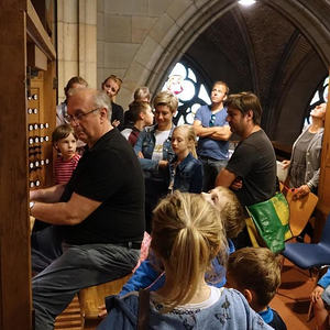 Domorganist Wolfgang Kreuzhuber umringt von kleinen und großen Orgelentdeckerinnen und Orgelentdeckern