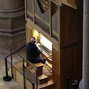 Domorganist Wolfgang Kreuzhuber an der Pflüger-Chororgel