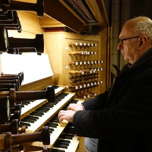 Domorganist Wolfgang Kreuzhuber an der Rudigierorgel