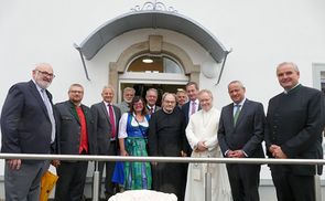 Festgäste und Pfarrmitglieder bei der festlichen Eröffnung des sanierten Pfarrhofes in Weichstetten.