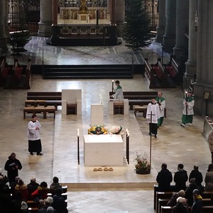 Domkurat Josef Keplinger und Diakon Peter Schwarzenbacher mit allen liturgischen Diensten