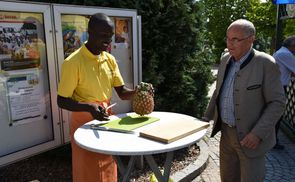 P. David Lubuulwa (l.) und Pfarrgemeinderats-Obmann Dr. Georg Huber