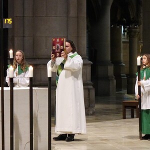 Diakon Alexander Niederwimmer mit Ministrant:innen