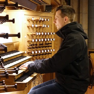 Dommusikassistent Gerhard Raab an der Rudigierorgel