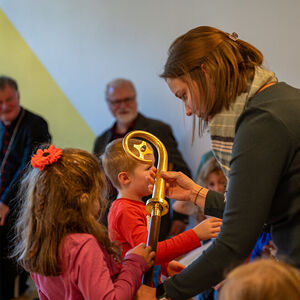 Gro?es Interesse weckten vor allem die Mitra des Bischofs, die die Kinder anprobieren durften und der gro?e Bischofsstab.