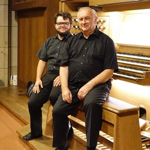 Domorganist Wolfgang Kreuzhuber mit seinem Registranten Florian Zethofer an der Rudigierorgel