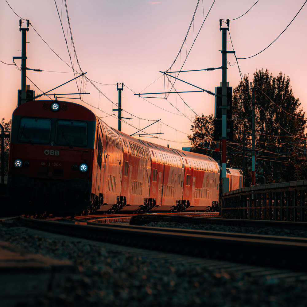 ÖBB-Zug auf Schienen