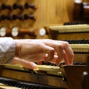 Dommusikassistent Gerhard Raab an der Rudigierorgel