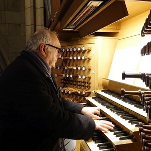 Domorganist Wolfgang Kreuzhuber an der Rudigierorgel
