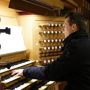 Dommusikassistent Gerhard Raab an der Rudigierorgel