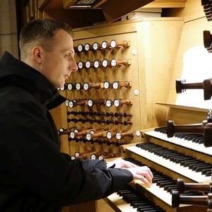 Dommusikassistent Gerhard Raab an der Rudigierorgel