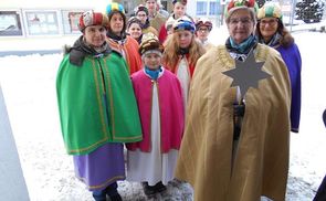 Eine Sternsinger-Gruppe vor dem Einzug in die Kirche.